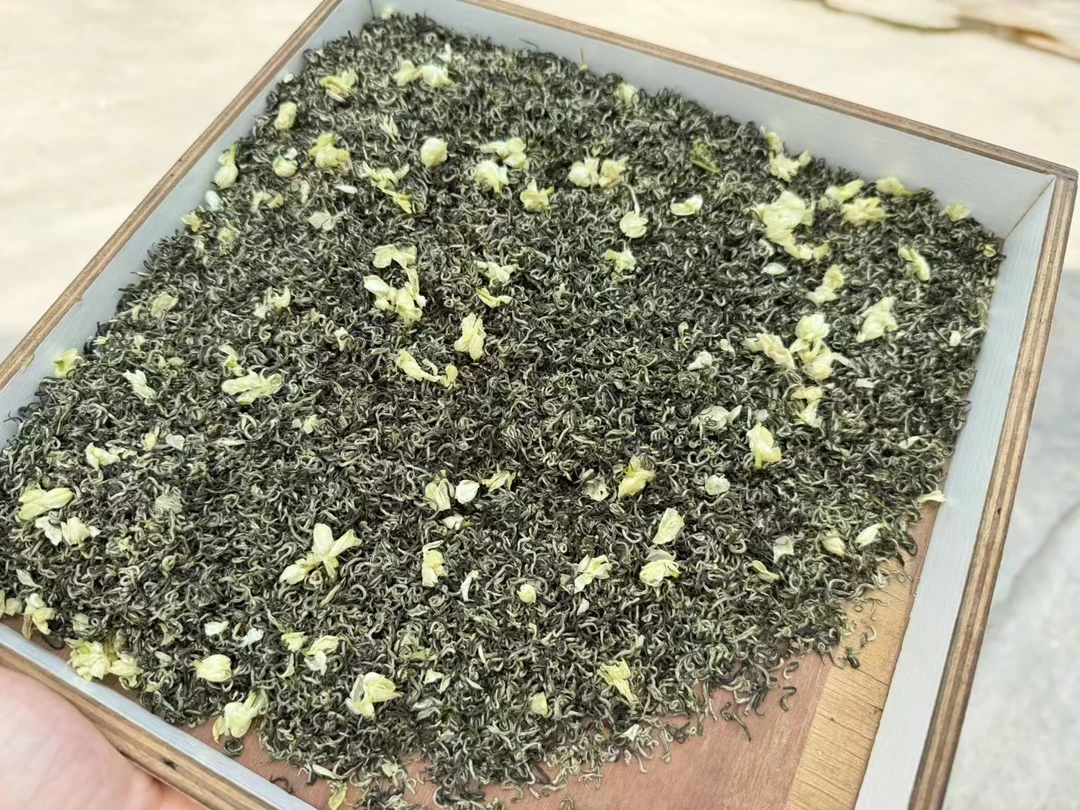 4号飘雪浓香涩口，唇齿留香，茶叶浓郁有口劲的茶