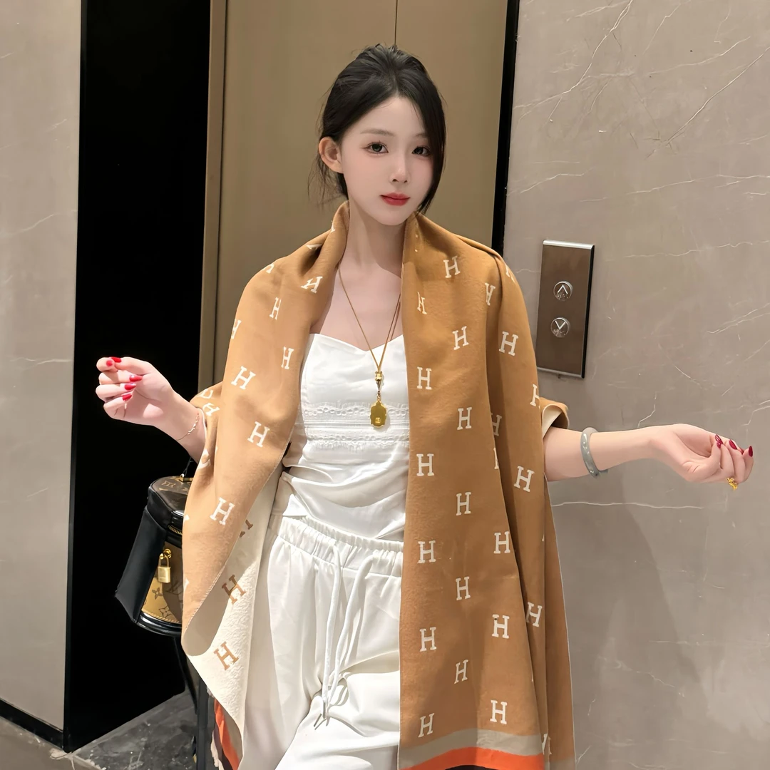 XIAOJZ围巾女时尚感百搭保暖仿羊绒披肩秋冬季简约休闲风字母围脖