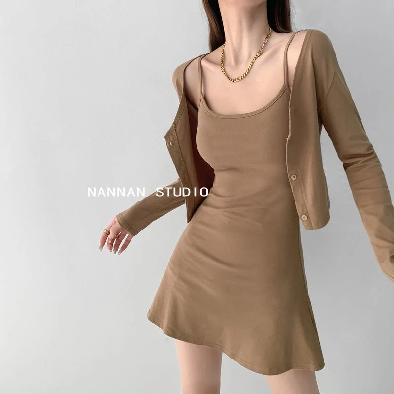 2025年夏修身短款鱼尾吊带连衣裙外搭长袖针织坎肩开衫两件套