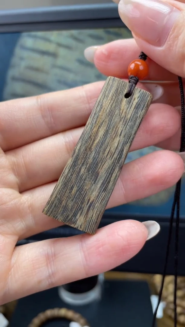 【闪购商品】沉香手把件无事牌项链多样性发一