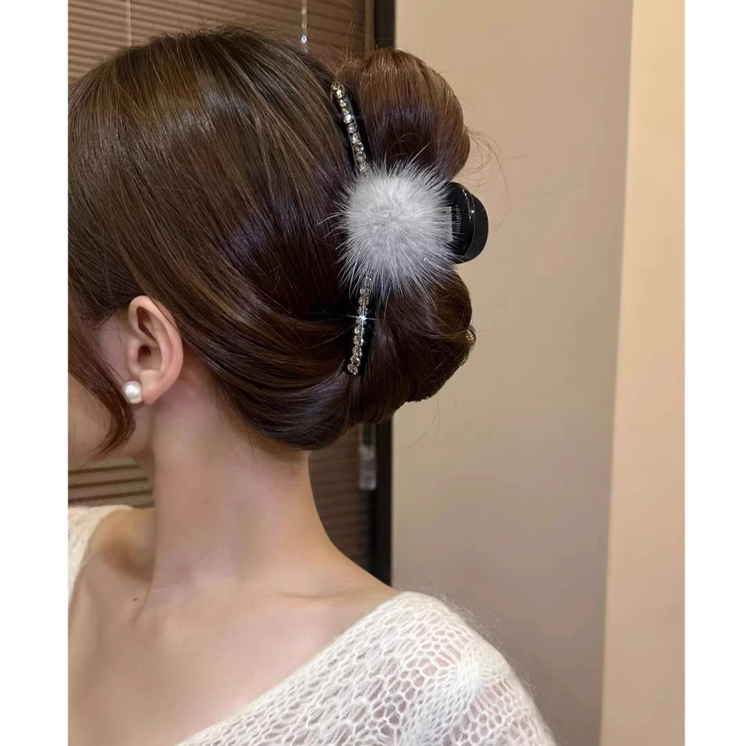 秋冬毛球抓夹2024新款女后脑勺超大号鲨鱼夹子网红盘发夹水钻发爪