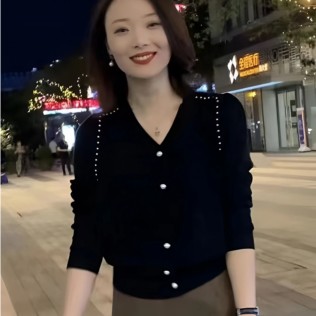 轻奢钉珠V领针织衫女长袖上衣宽松显瘦气质毛衣短款外套春秋新款