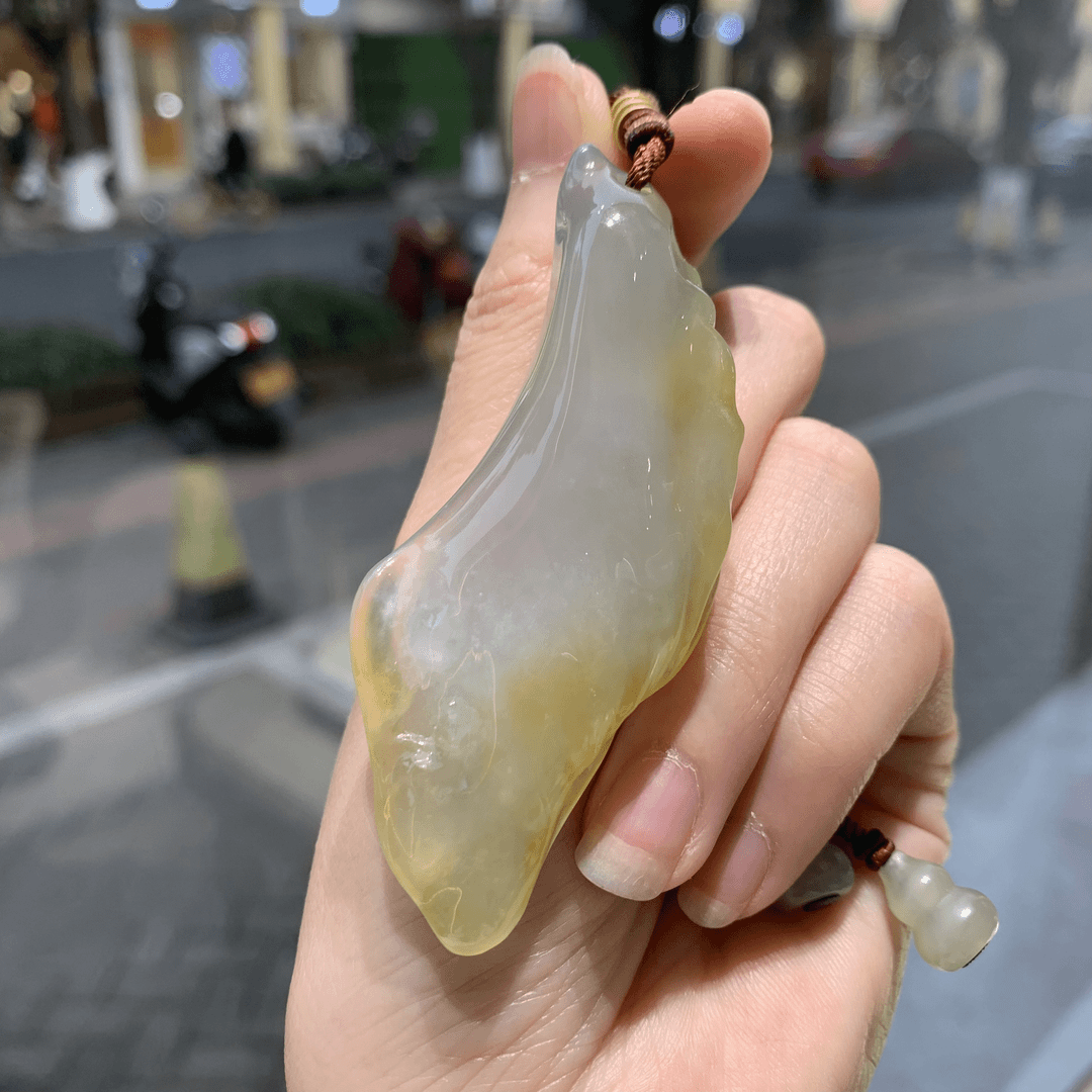 翡翠冰黄翡特色件“乘风”吊坠  种老细腻果冻胶感水润欲滴色泽鲜明