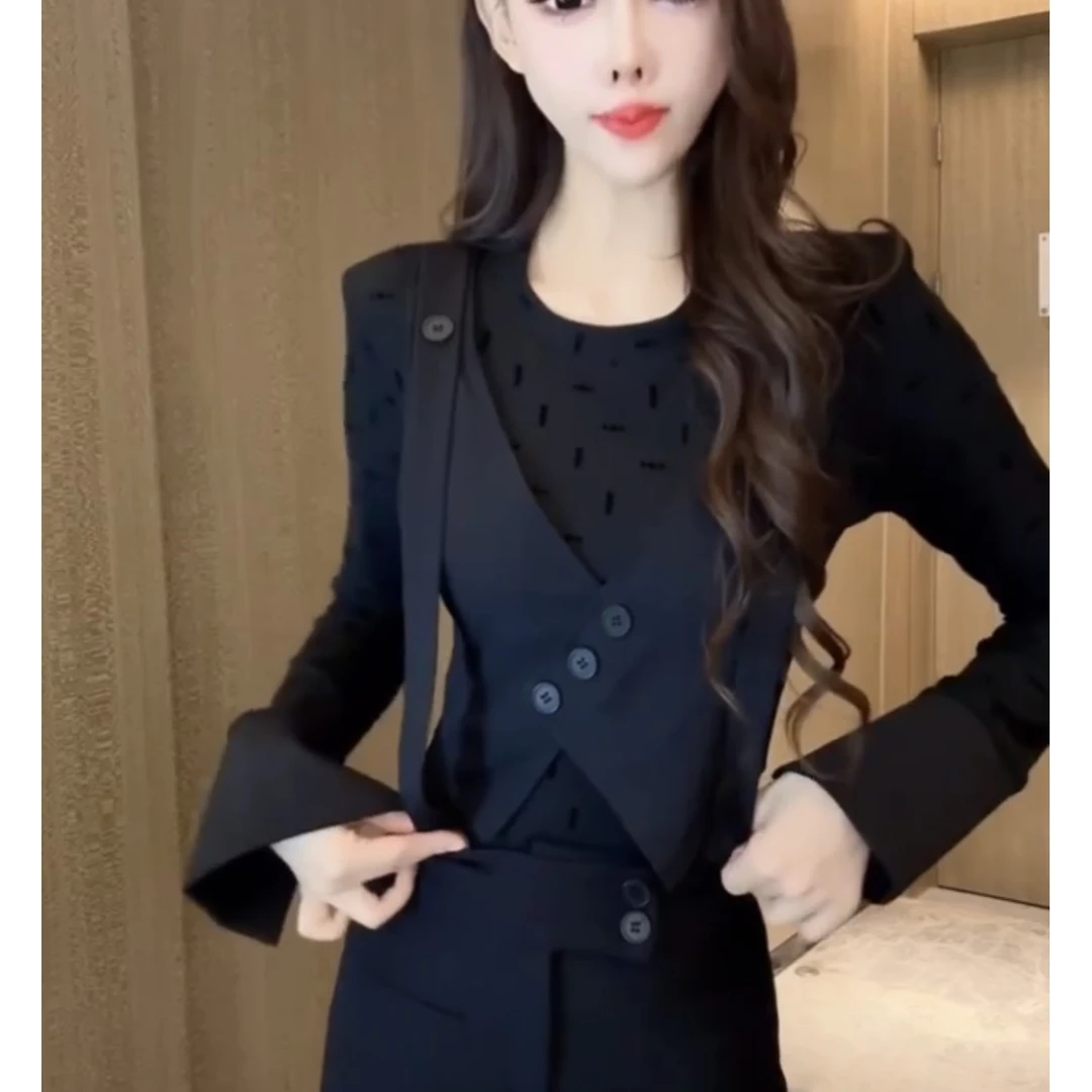 米2024冬季圆领满印字母长袖T恤女新款修身显瘦洋气上衣潮气质