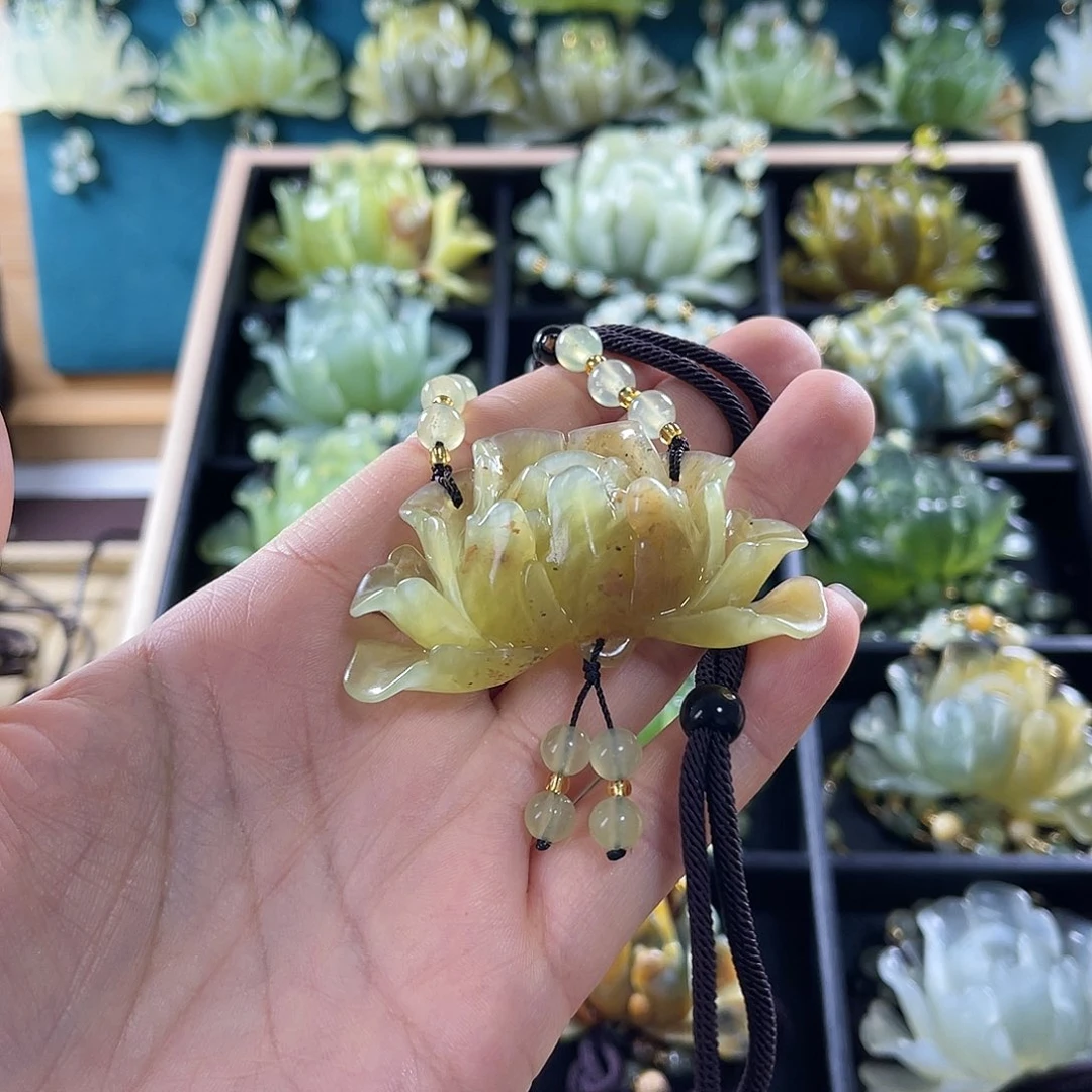 蛇纹石玉颈饰合金