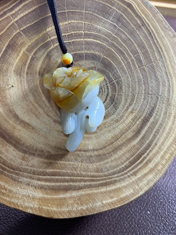 岫玉老坑花玉玫瑰花手工/可爱/编绳（有略微的矿物质点）