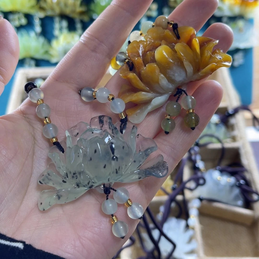 蛇纹石玉颈饰合金兴****郑