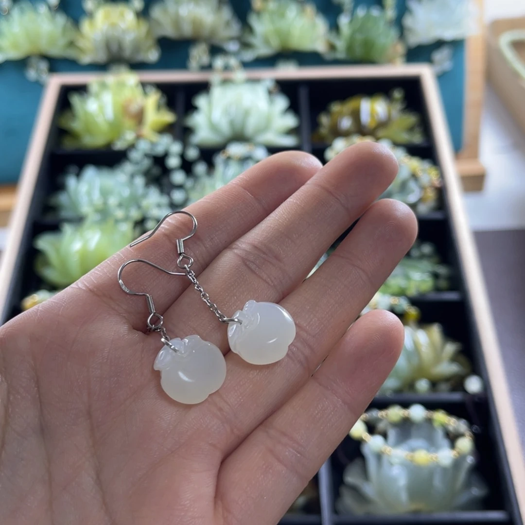 蛇纹石玉颈饰合金