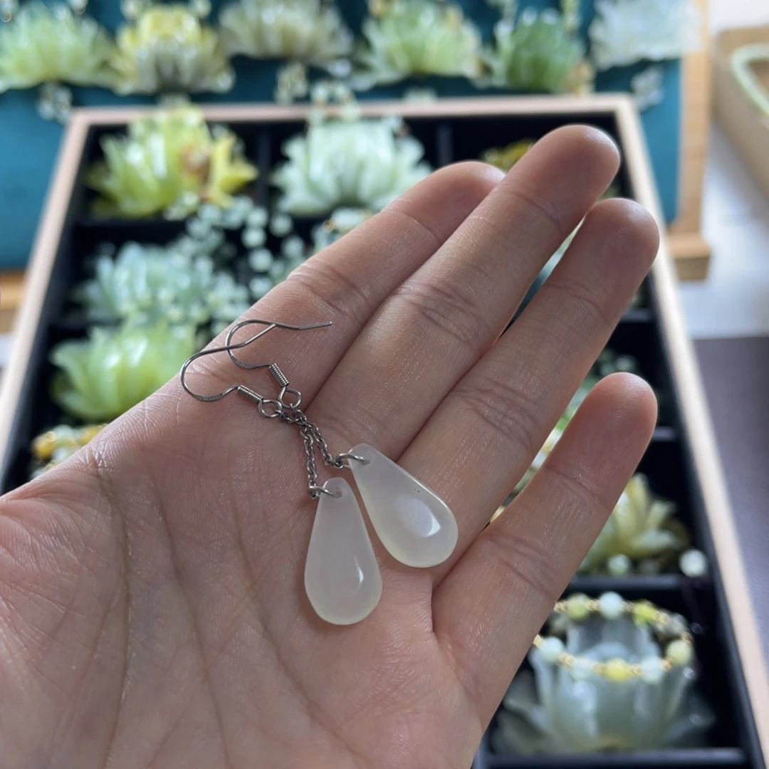 蛇纹石玉颈饰合金