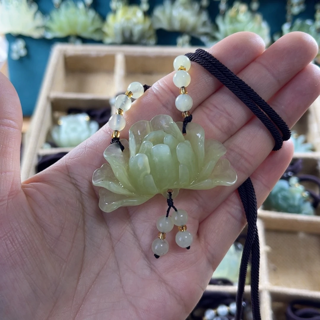蛇纹石玉颈饰合金