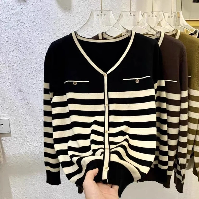 大码女装条纹v领长袖针织衫女秋冬新款时尚毛衣洋气减龄显瘦上衣