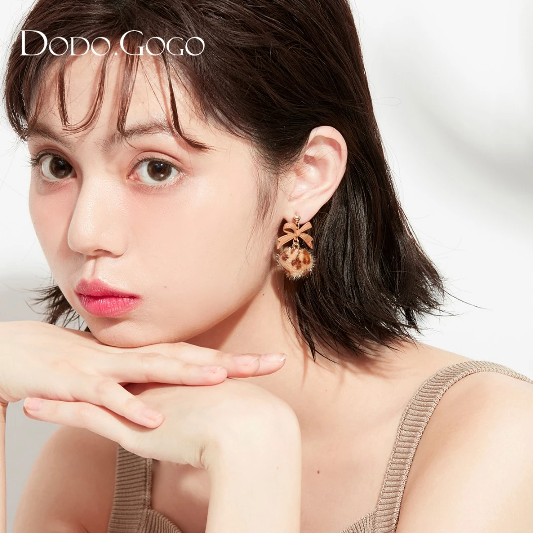 DODOGOGO 铜合金羽毛耳饰 豹纹毛球耳环女气质无耳洞高级感耳饰