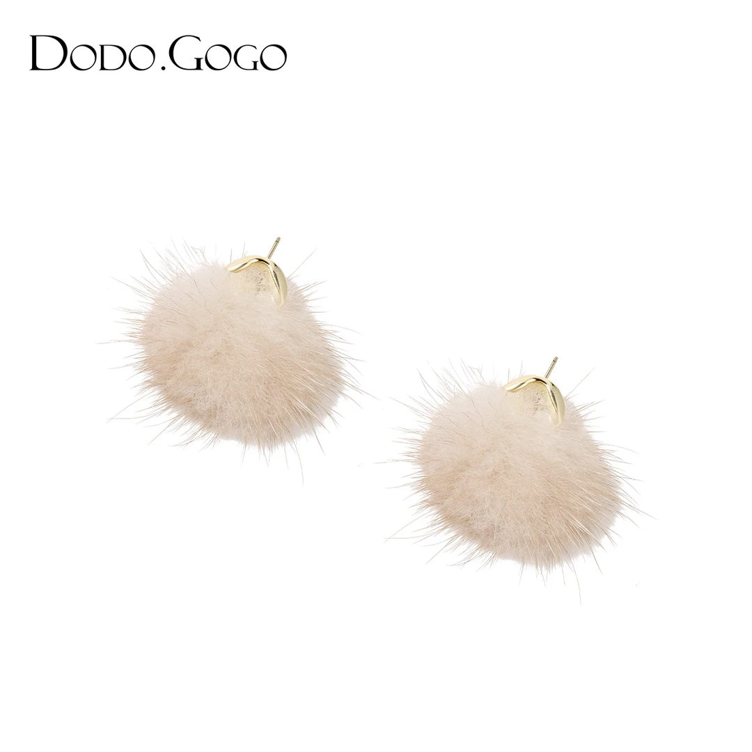 DODOGOGO 合金耳饰 秋冬毛球高级感气质独特时尚百搭毛绒耳饰