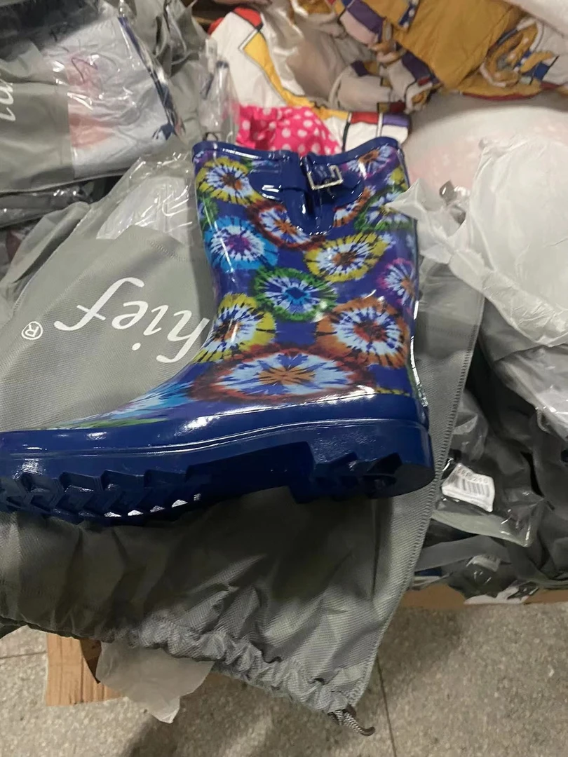 《厚广家》3楼蓝色圈圈款雨鞋 40码 发1双