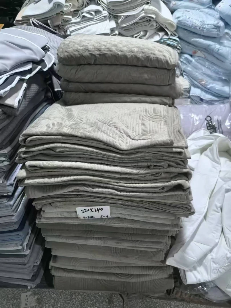 《厚广家》3楼220×240灰绿色天鹅绒床盖 发1个微瑕疵4斤不挑花纹