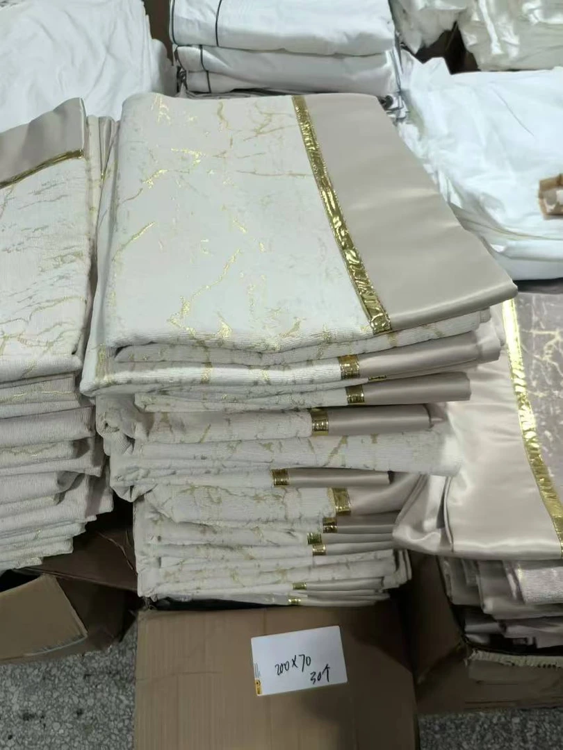 《厚广家》3楼200×70金黄色雪尼尔防滑沙发垫 发1个