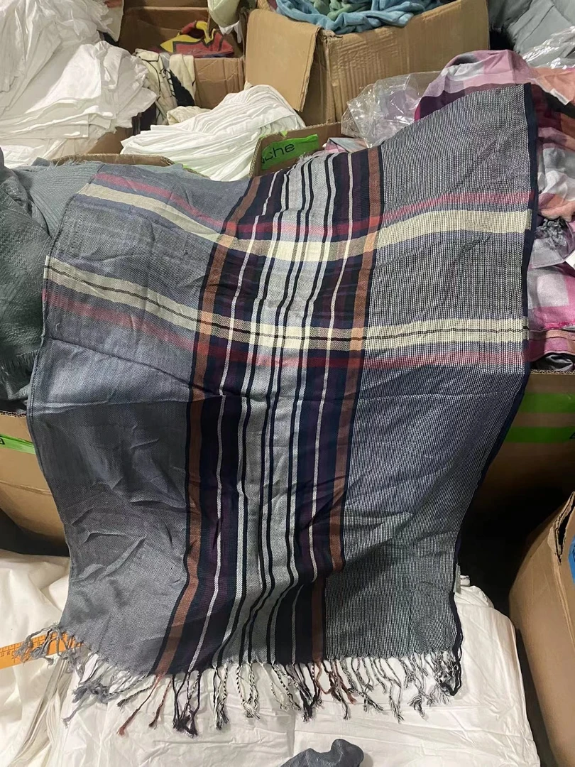 《厚广家》3楼60×150左右 灰色条纹款莫代尔暖绒围巾 发1张