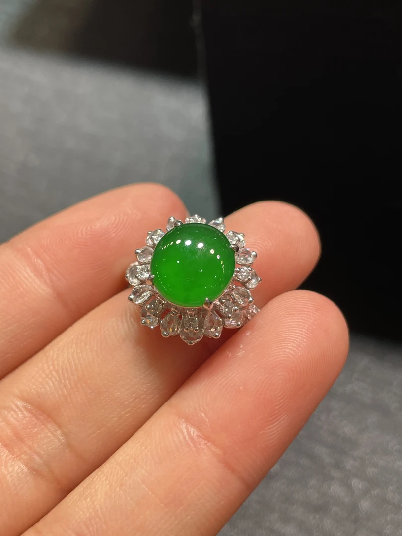 天然缅甸翡翠A货。辣阳绿蛋面戒指
