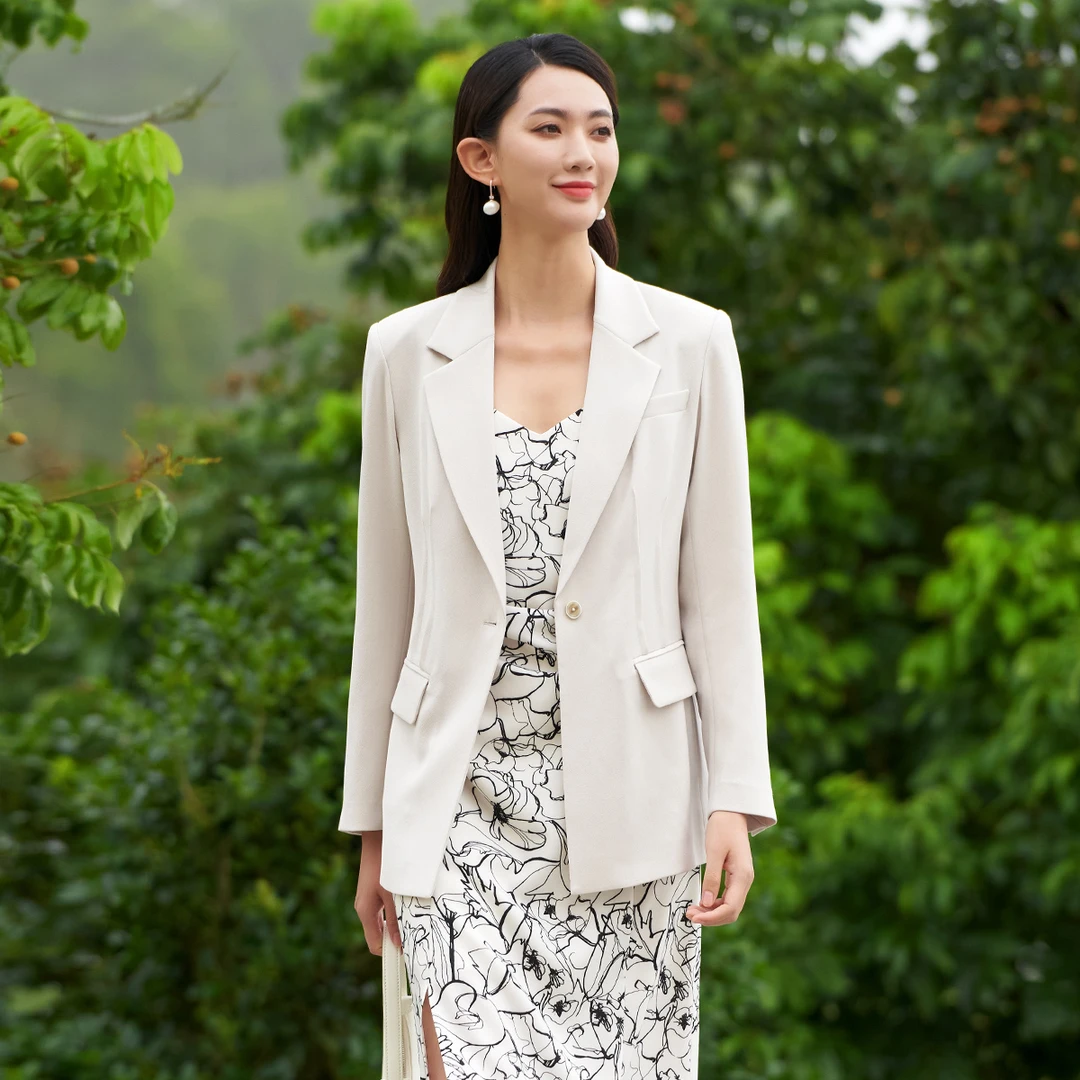 歌蒂诗2023春季专柜新款时尚大气高级简约杏色西装外套 8D12W1195