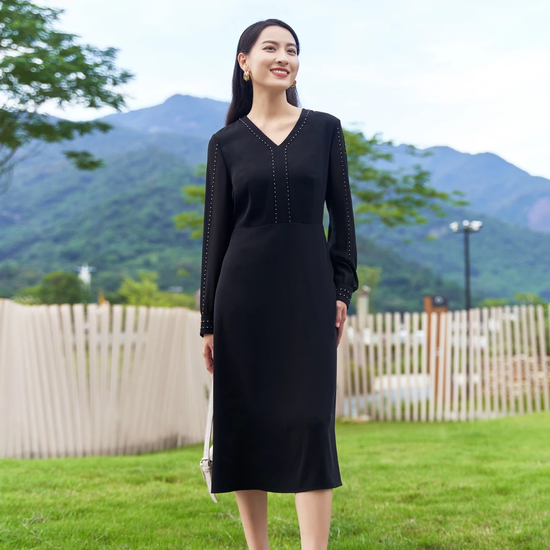 歌蒂诗2023春季专柜新款高腰修身女连衣裙 V字领显优雅1D11L3205