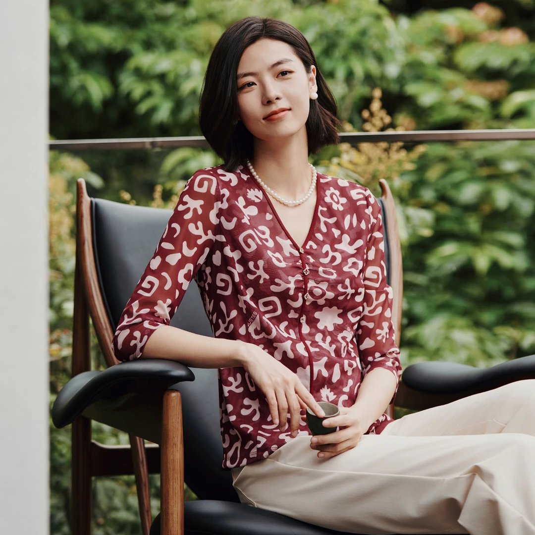 歌蒂诗2024秋季专柜新款时尚气质简约高级V领印花小衫女1E31S1059