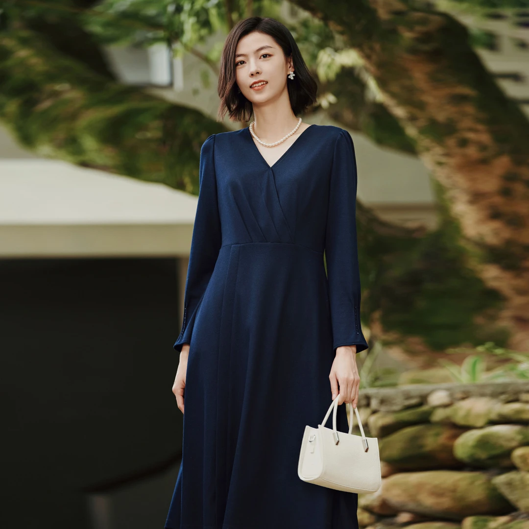 歌蒂诗2025秋季专柜新款简约高级气质V领藏蓝色连衣裙女1E32L2264