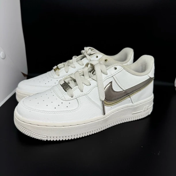 37.5码 /全新微瑕/ Nike 空军一号 白金银 低帮板鞋 假一赔四