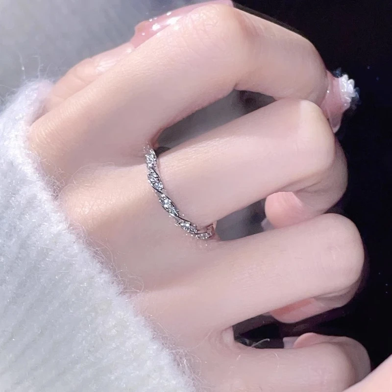 合金戒指 缠绕爱河碎钻戒指女小众级轻奢ins风爆闪麻花开口素戒