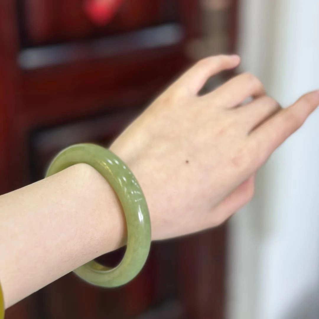 13-14岫玉湖水绿精美手镯