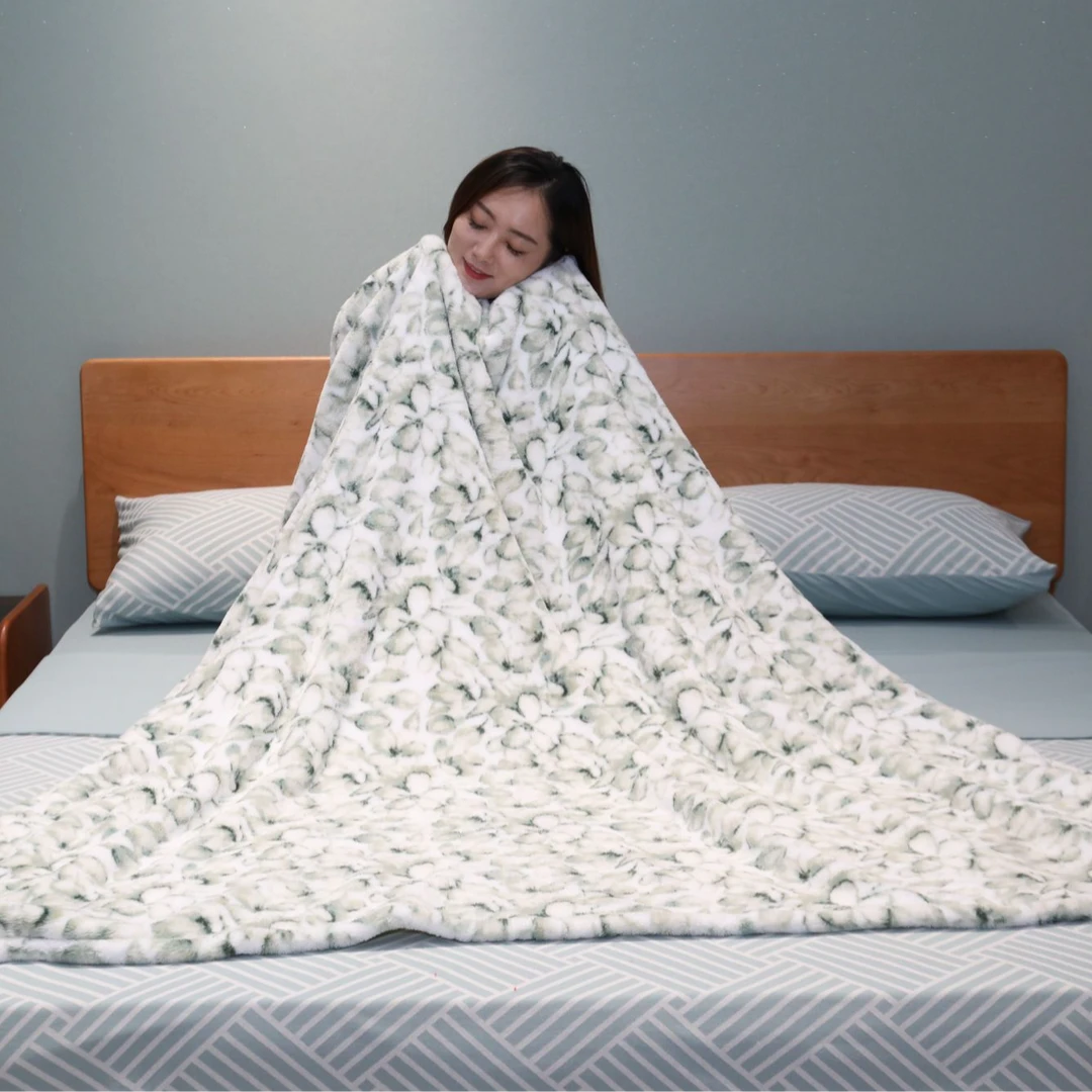 多功能法兰绒毯户外露营休闲毯保暖四季盖毯蓄热毛毯家用柔软盖毯