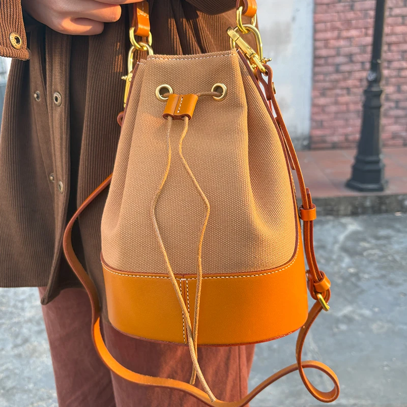 走秀款2024新款小众方包高级质感牛皮抽绳水桶包斜挎包时尚