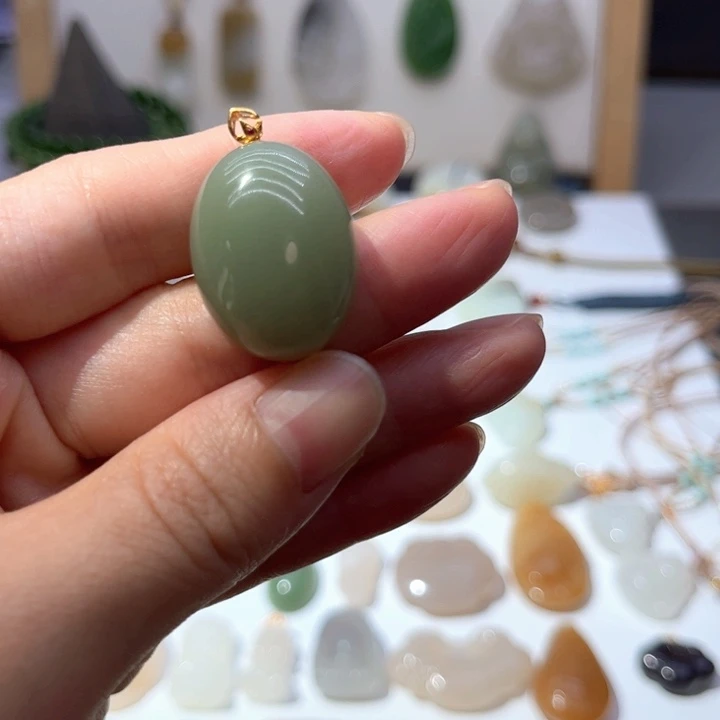 和田玉颈饰18K金镶嵌粉青蛋面