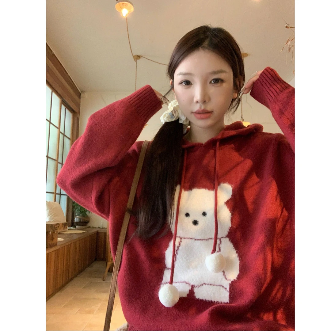 【帝韵】酒红色小熊连帽套头针织毛衣女2024秋冬季宽松百搭保暖上衣