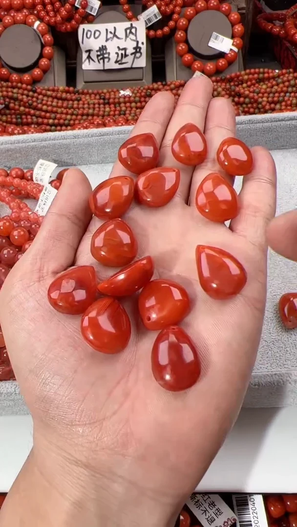 【闪购商品】南红玛瑙配饰未镶嵌水滴随机发货一个