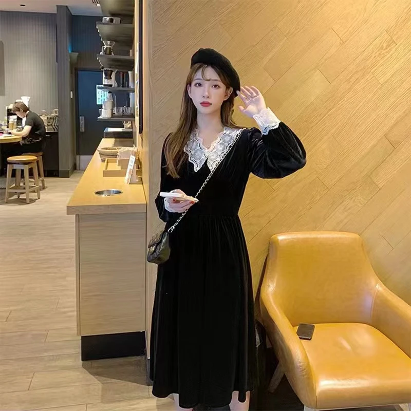 秋冬新款高级感法式复古金丝绒连衣裙v领蕾丝a字过膝洋气小黑裙潮