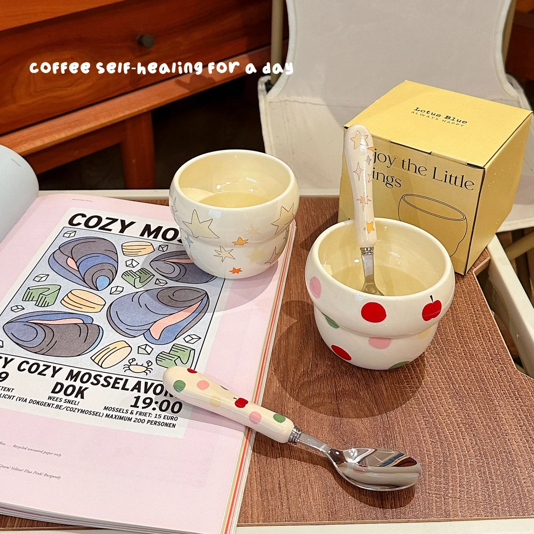 可爱苹果手握杯陶瓷酸奶点心杯带勺水杯家用高颜值马克杯咖啡杯子