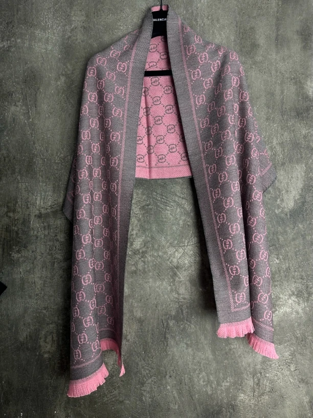 竞拍  全新未使用/Gucci 古驰粉灰 围巾
