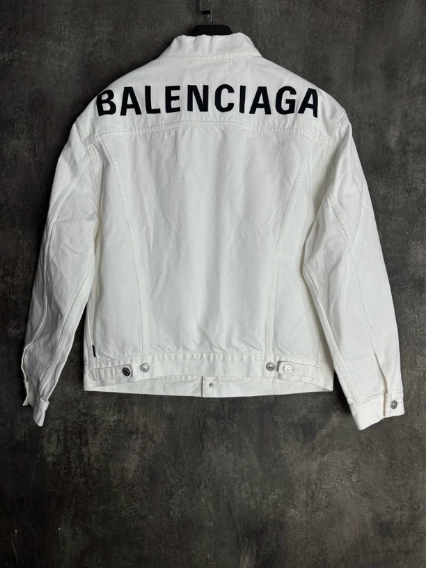 全新未使用/巴黎世家BALENCIAG白色牛仔夹克，后背字母