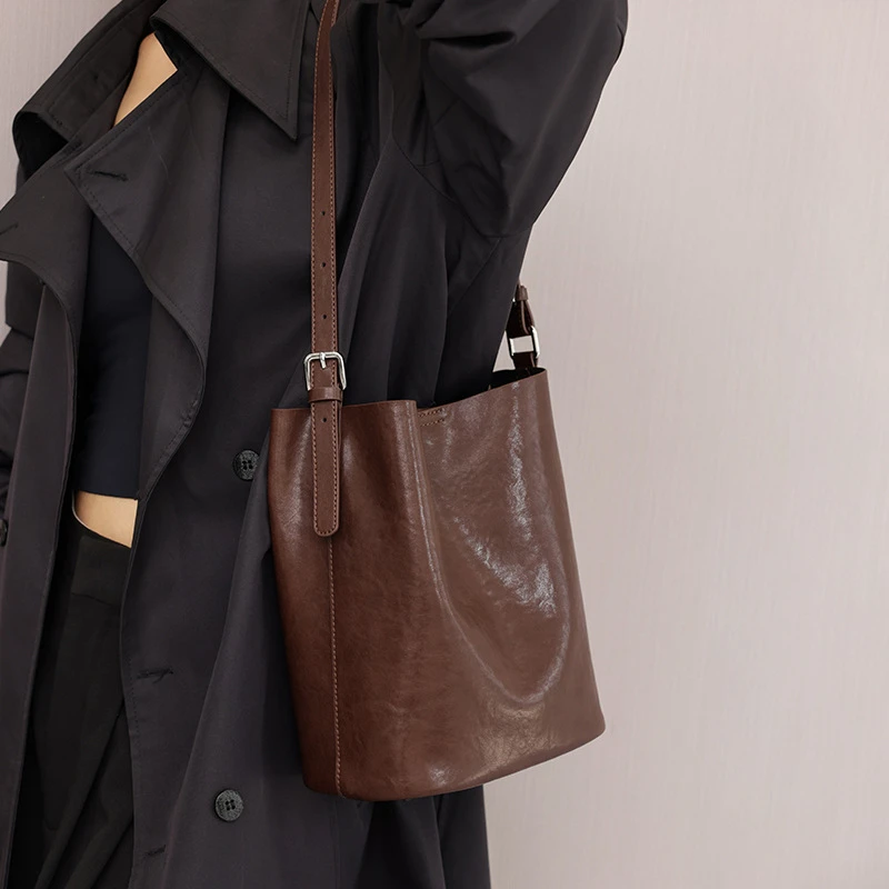 水桶包包女秋冬上班新款复古潮流单肩包通勤全真皮水桶包女款女士