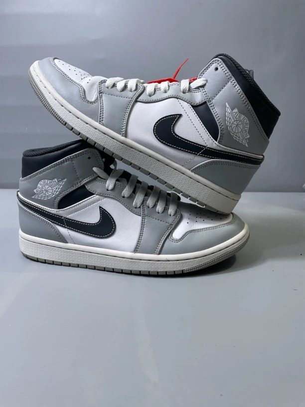 41码 9新/aj1灰白/板鞋 公价849 瑕疵鞋头裂口