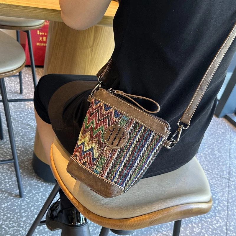 新款2025时尚刺绣牛仔布配真皮水桶包女包民族风个性单肩斜挎包潮