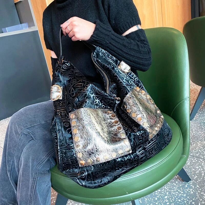 新款个性浮雕手提包女托特包2025大容量复古撞色软皮单肩斜挎包潮