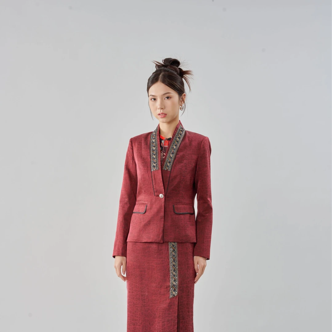 南越系列酒红素平缎撞色外套XB24-G05018