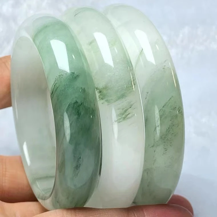 天山翠冰飘花冰透精美高冰手镯。直接拍即可（多样性发货一只）