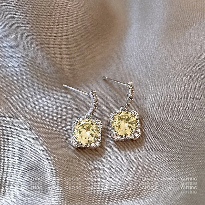 铜合金耳饰 17788（重工四爪镶嵌）高级感黄色闪锆耳环经典通勤方形