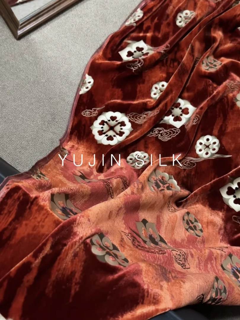 「宫墙红宝相」YUJIN SILK 烫金真丝丝绒桑蚕丝布料140门幅200克