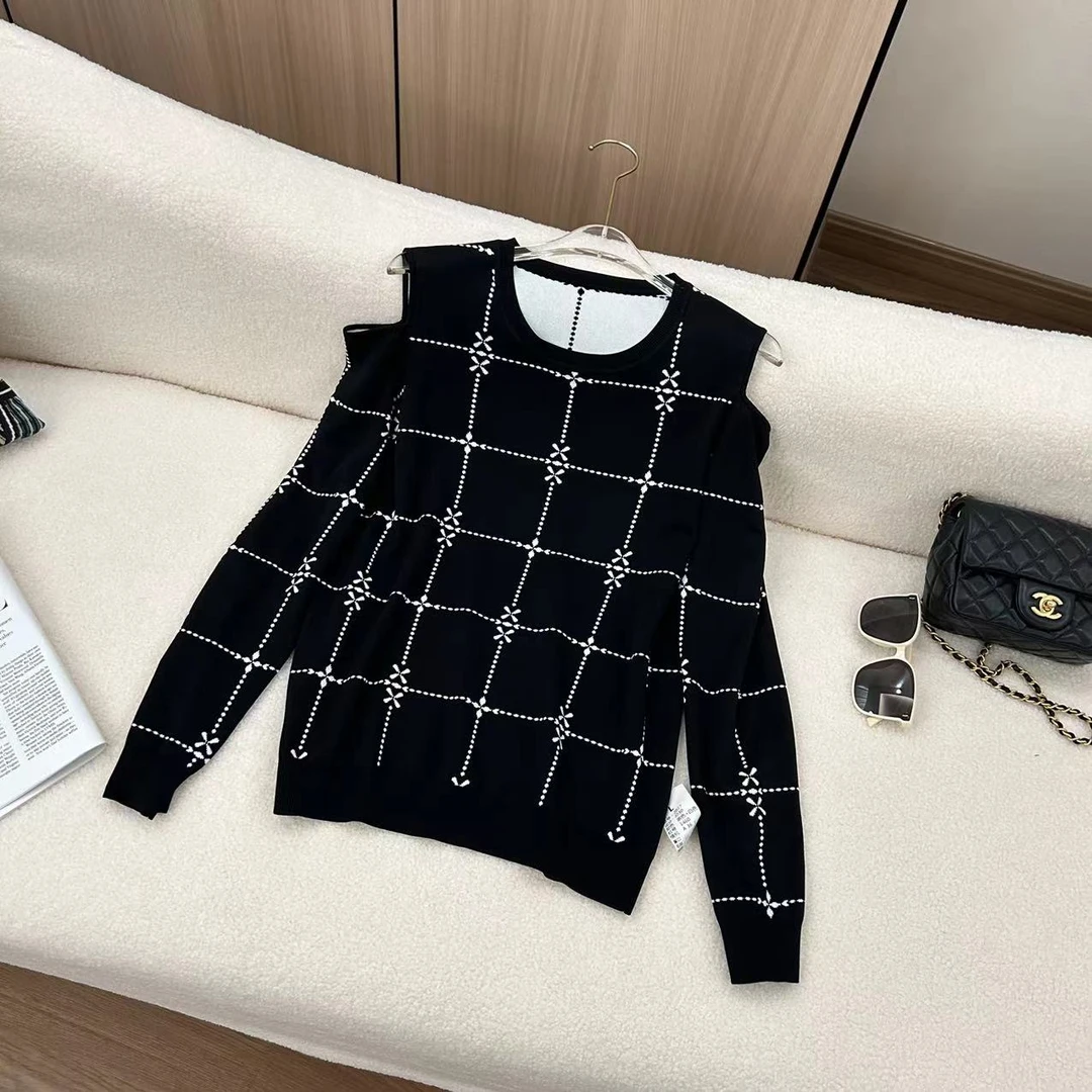 YQ A1335W    圆领露肩格纹四叶草双面针织上衣  （卡码拍大）