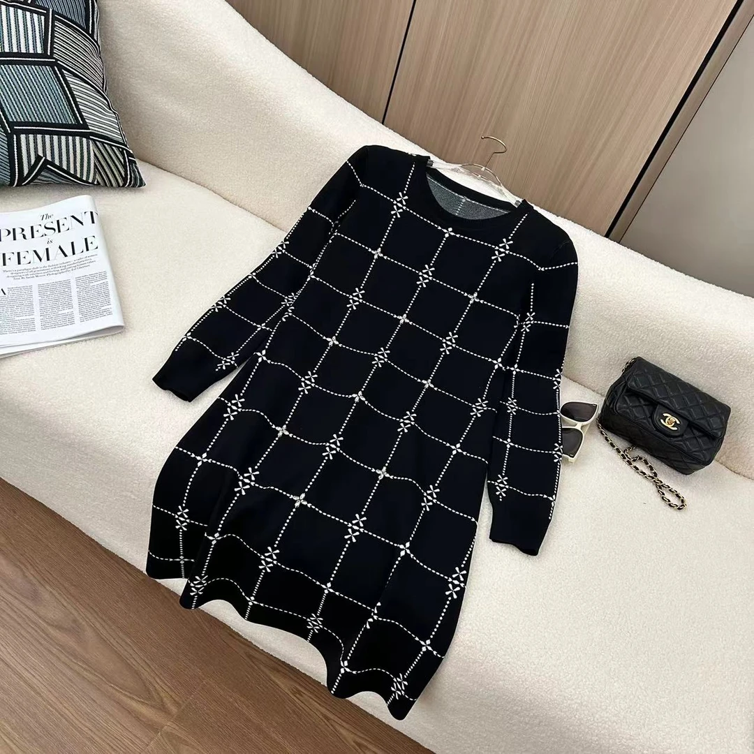 A1336W    圆领钉珠格纹四叶草收腰针织连衣裙 （卡码拍大）