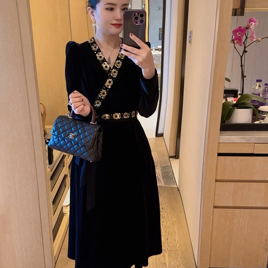 唯伊公馆春季新款丝绒钉珠亮片绑带气质显瘦一片式连衣裙98491