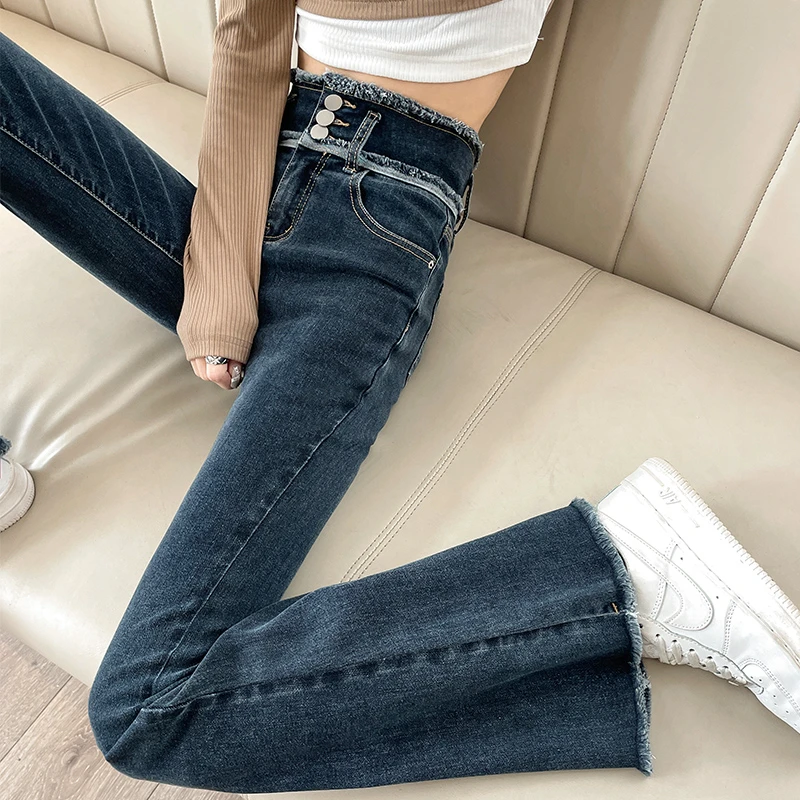 高档微喇叭牛仔裤女士春夏2024新款三排扣超高腰复古毛边马蹄裤子